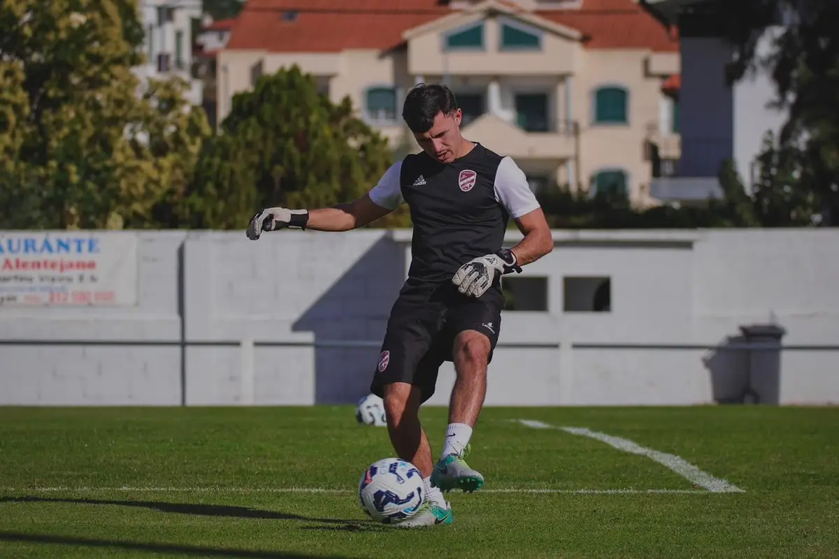 Guarda-redes a executar a saída de bola com o pé, em treino.