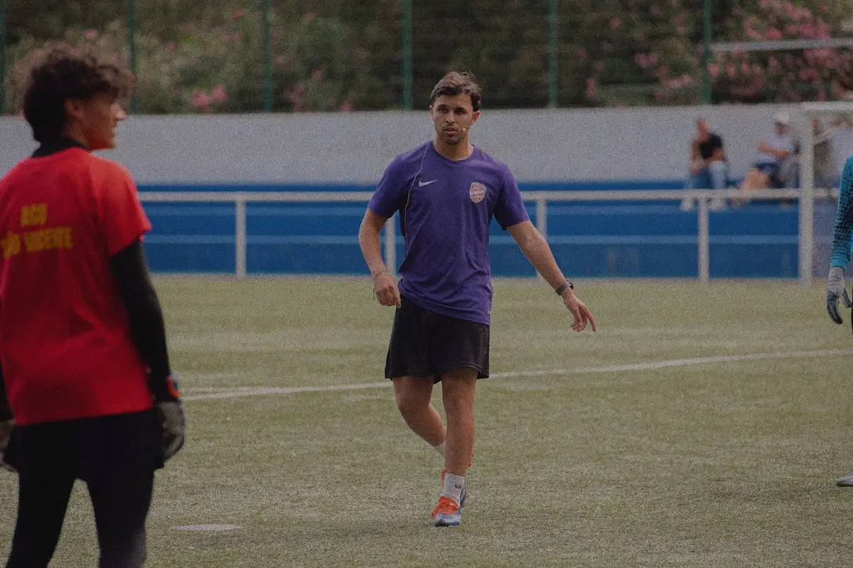 Francisco a conduzir um treino no relvado, com um guarda-redes em primeiro plano.